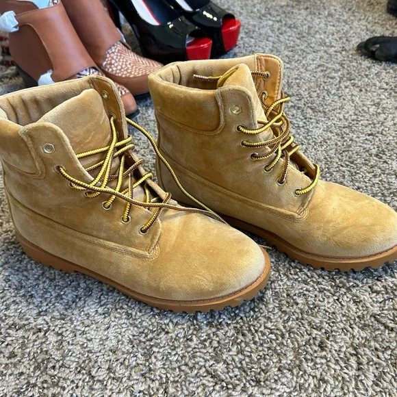 Lace-up Boots - Picture 3 of 3